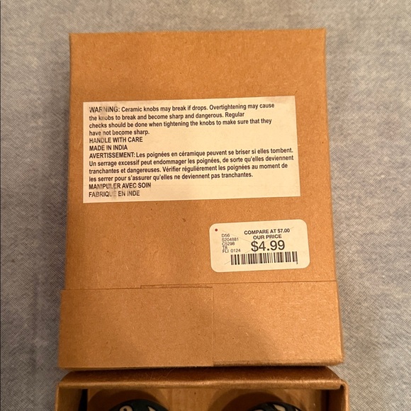 8 drawer knobs - Picture 4 of 5